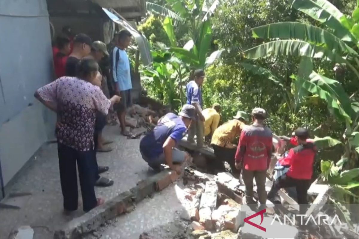 Tanah ambles robohkan rumah warga di wilayah Kare Kabupaten Madiun