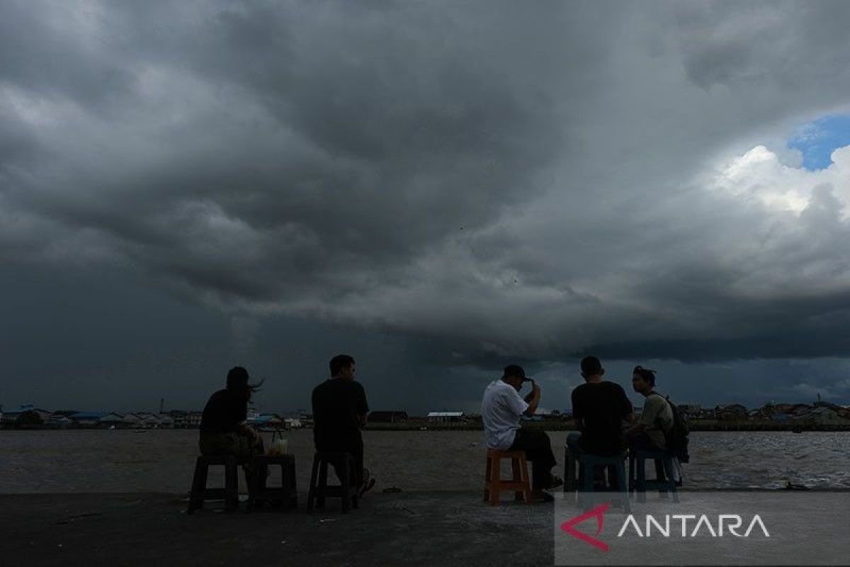 BMKG imbau beberapa wilayah di Indonesia waspadai potensi hujan lebat pada Senin
