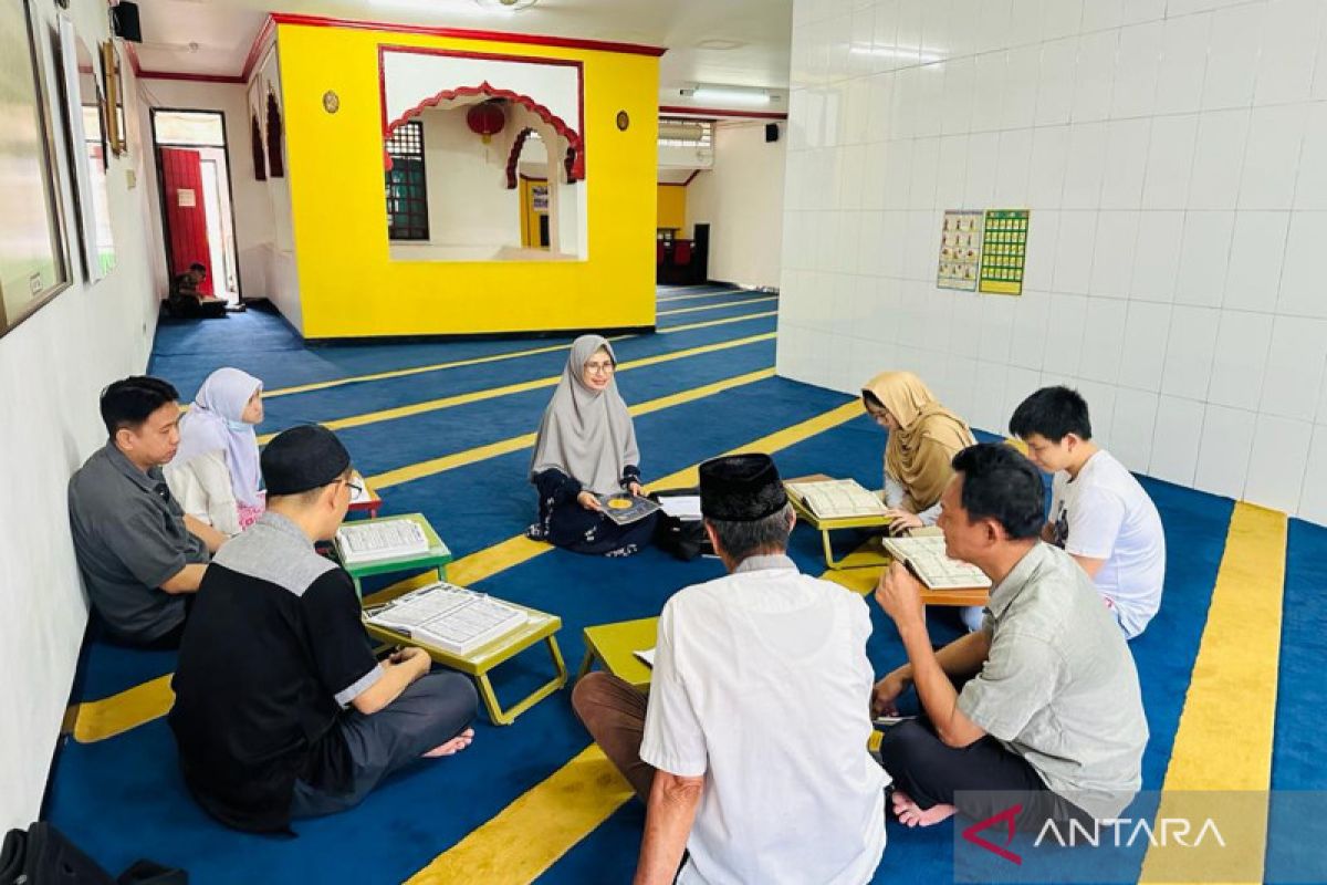 Mualaf di Masjid Lautze diajarkan metode satu jam membaca Al Quran