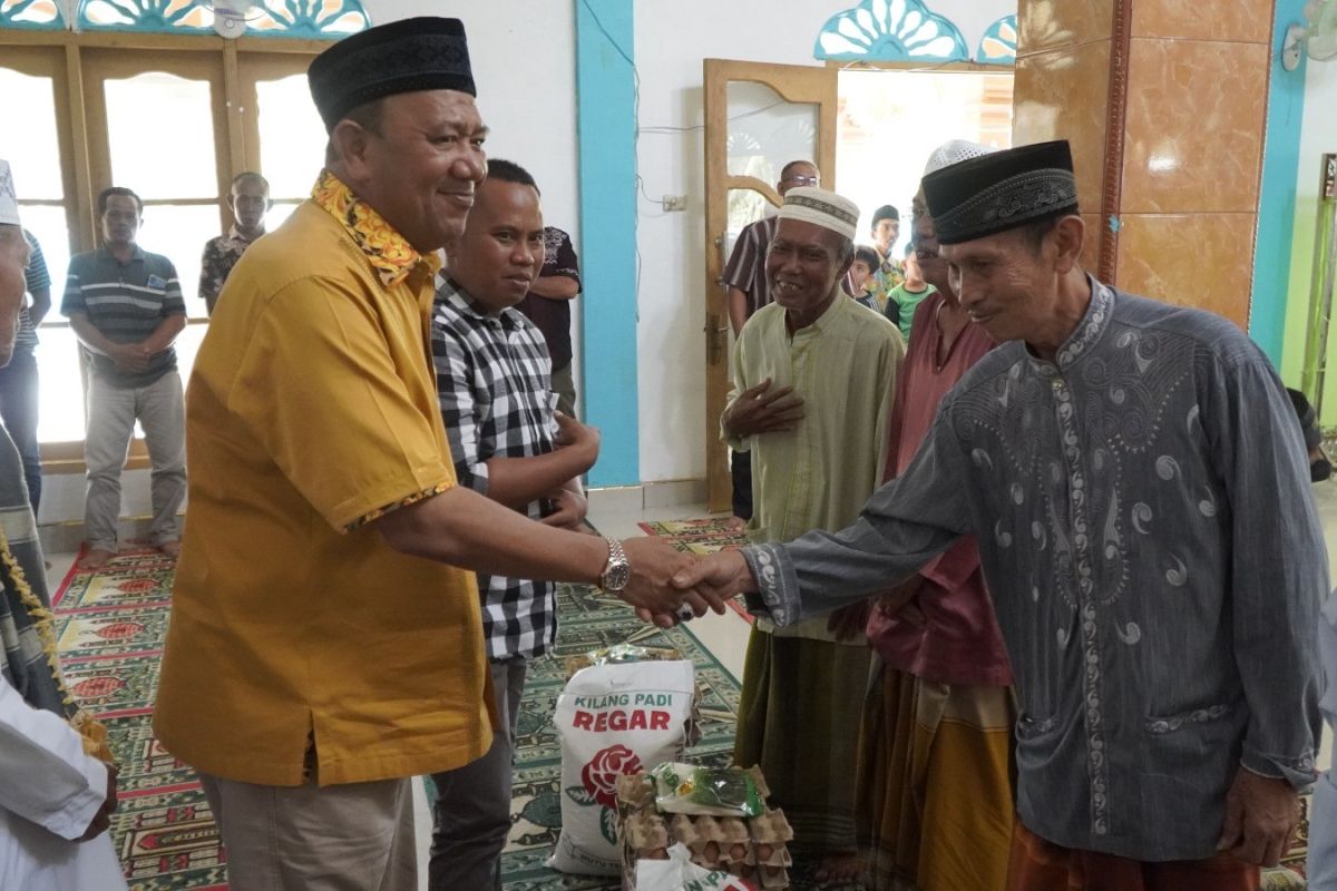 Plt Bupati Langkat serahkan 425 paket bansos