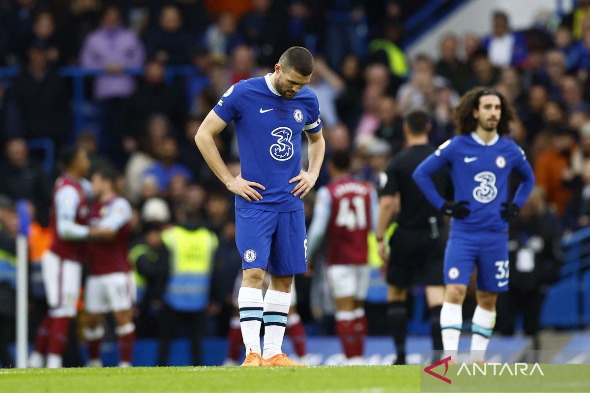 Di kandang sendiri, Chelsea dipermalukan Villa 0-2