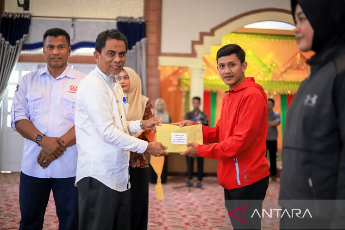 Atlet peraih medali PORA terima bonus dari Pemkab Nagan Raya, total nilainya ratusan juta