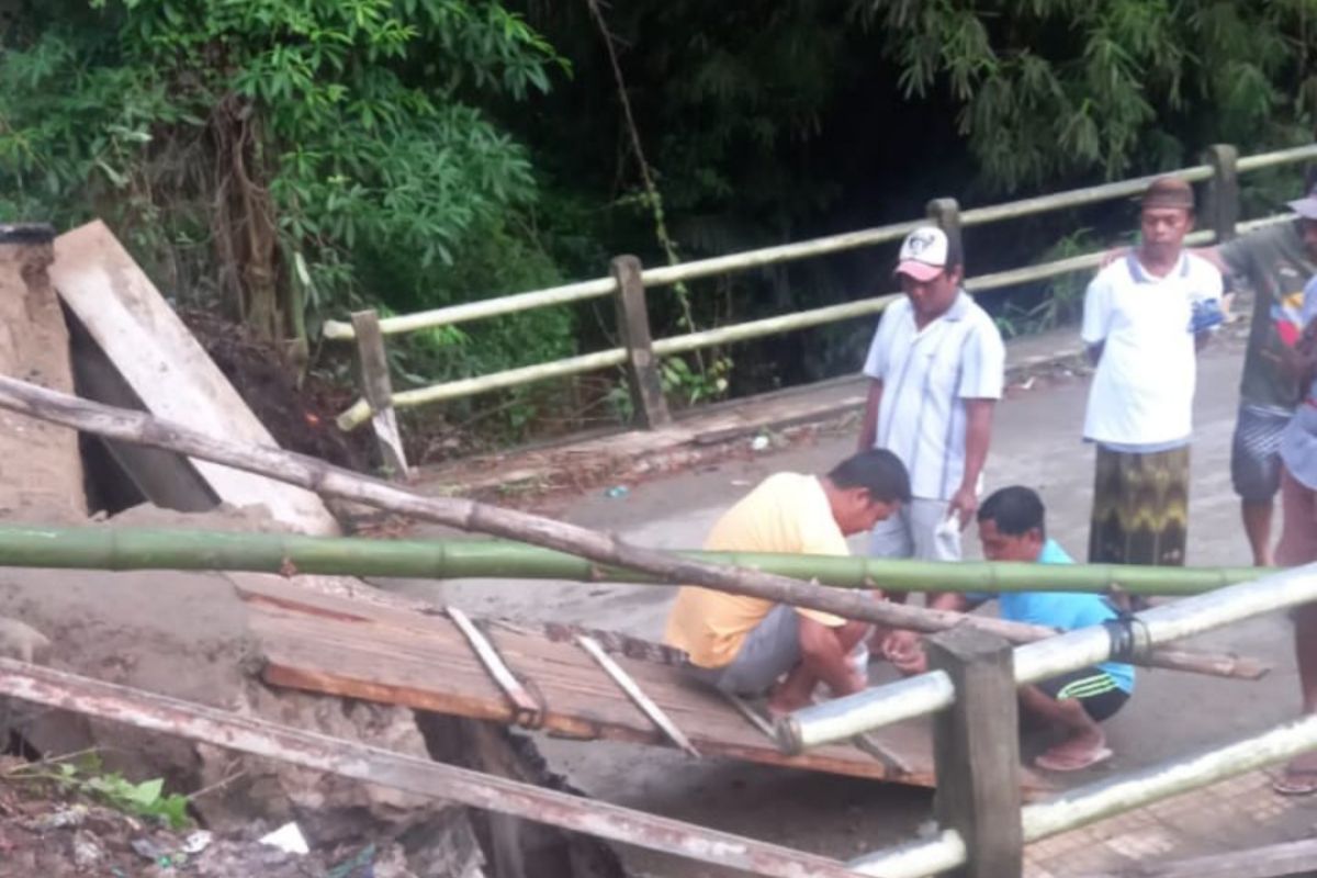 Pemerintah desa dan warga bangun jembatan darurat Upomela