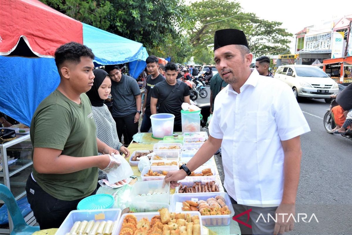 Berburu takjil Ramadhan, Pj Wali Kota Sabang borong dagangan masyarakat