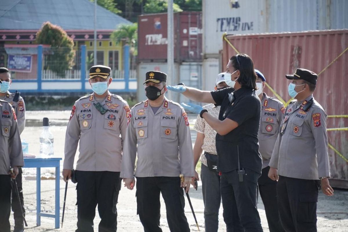 Kapolda Maluku tinjau kontainer diduga berisi limbah beracun di Pelabuhan Namlea