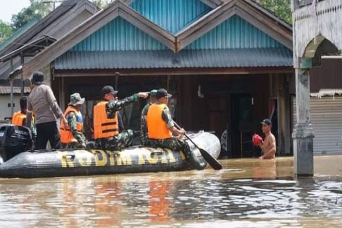 Tim gabungan lakukan penanganan banjir di Kapuas Tengah