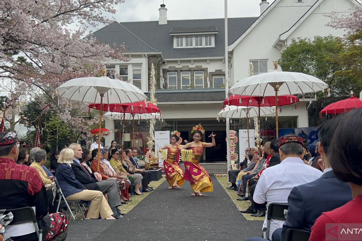 Nuansa Bali dan bunga sakura berbaur pada pameran seni budaya di Tokyo