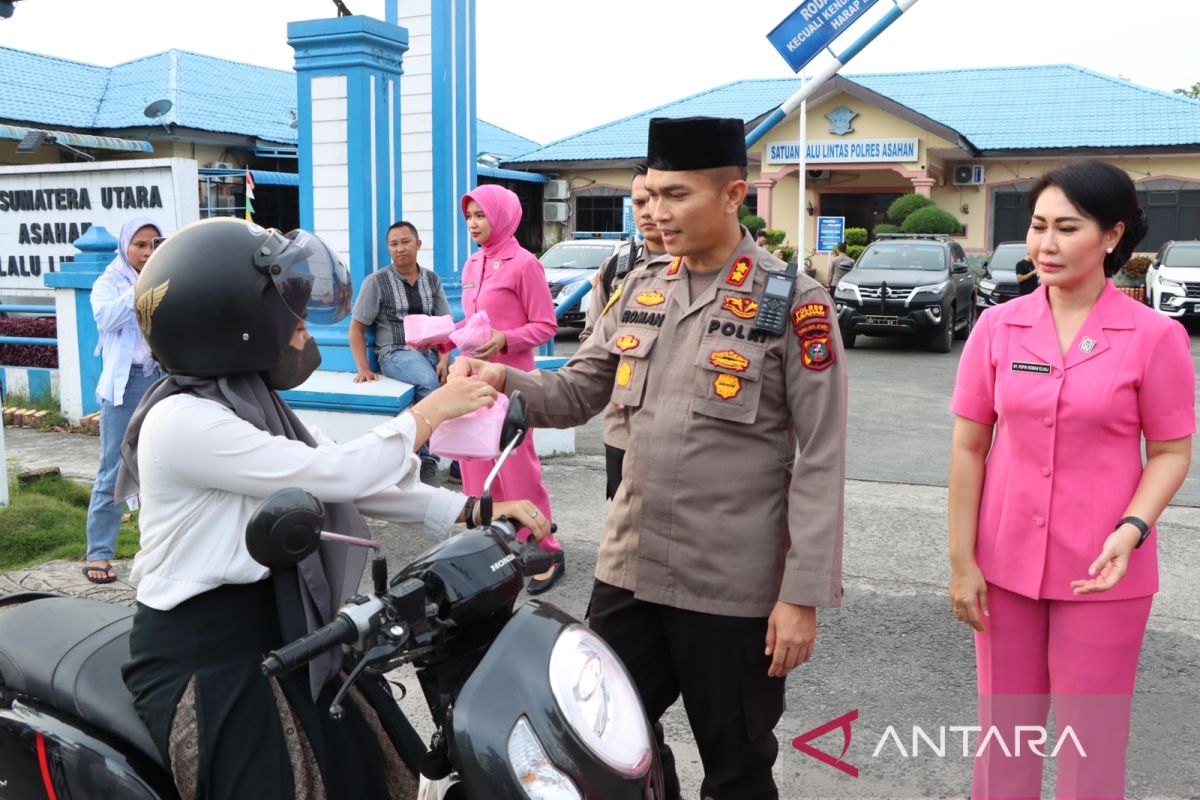 Kapolres Asahan bagikan takjil kepada pengguna jalan Kota Kisaran