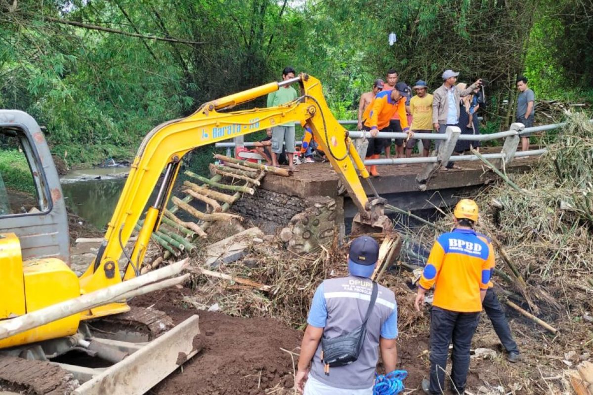 BPBD Probolinggo bersihkan bambu pemicu putusnya jembatan