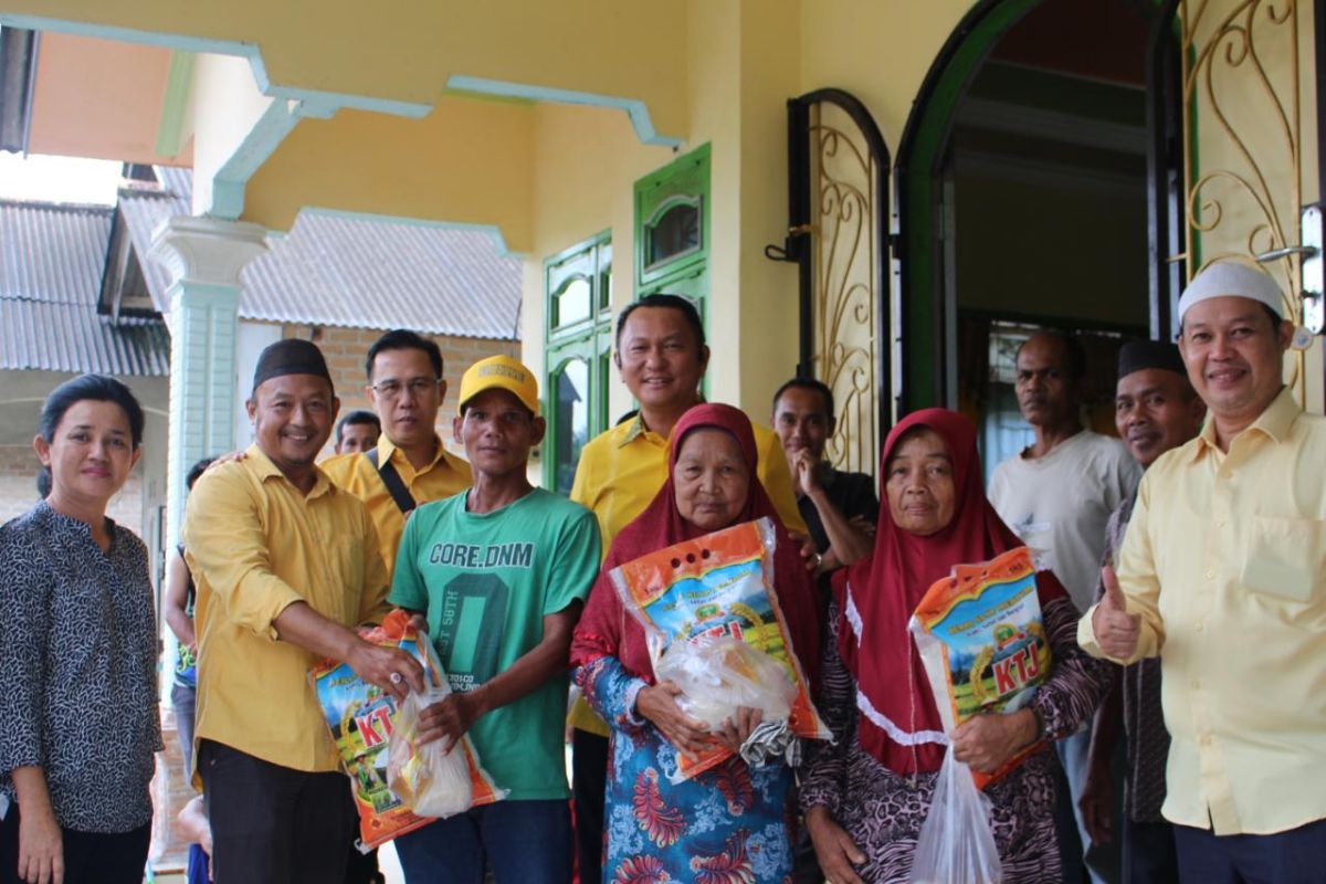 Bambang Patijaya dan Rina Tarol serahkan bantuan korban puting beliung Desa Jeriji