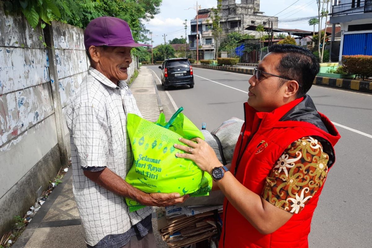 Polda Jambi bagikan paket sembako ke warga kota