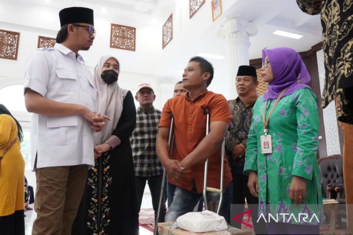 Wako Bukittinggi  berikan bantuan Atensi Kemensos RI bagi penyandang disabilitas