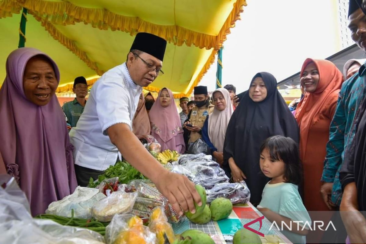 Gubernur NTB menyapa warga desa di Kabupaten Bima pada Safari Ramadhan