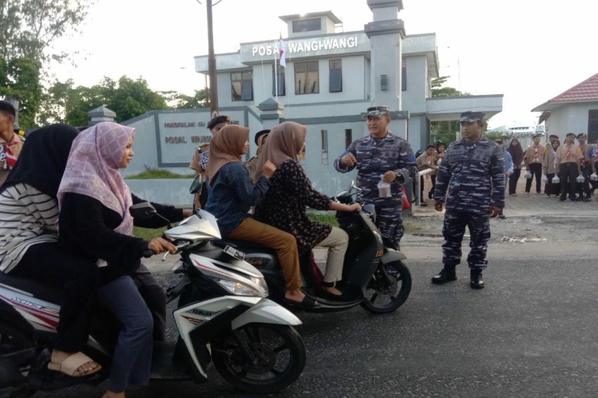 Lanal Kendari berbagi takjil buka puasa gratis ke masyarakat