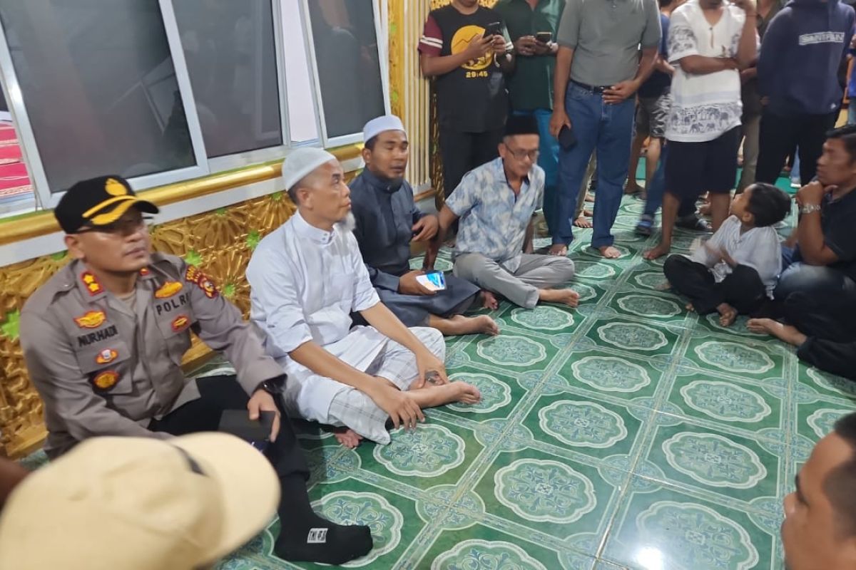 Tenangkan warganya, Wali Kota Dumai tumpangi motor dan berdiri di tengah massa