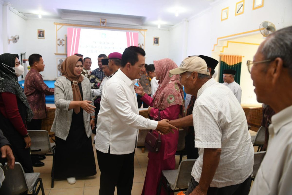 Gubernur Kepri salurkan bantuan 1.300 paket sembako Ramadhan di Lingga