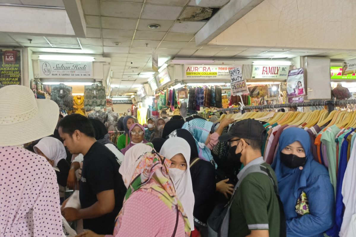 Pasar Tanah Abang diserbu pembeli baju Lebaran pada Minggu pagi