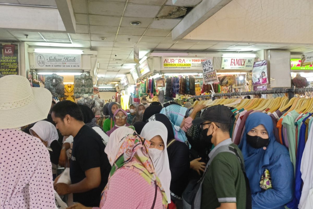 Pasar Tanah Abang mulai dipadati pengunjung sejak Minggu pagi