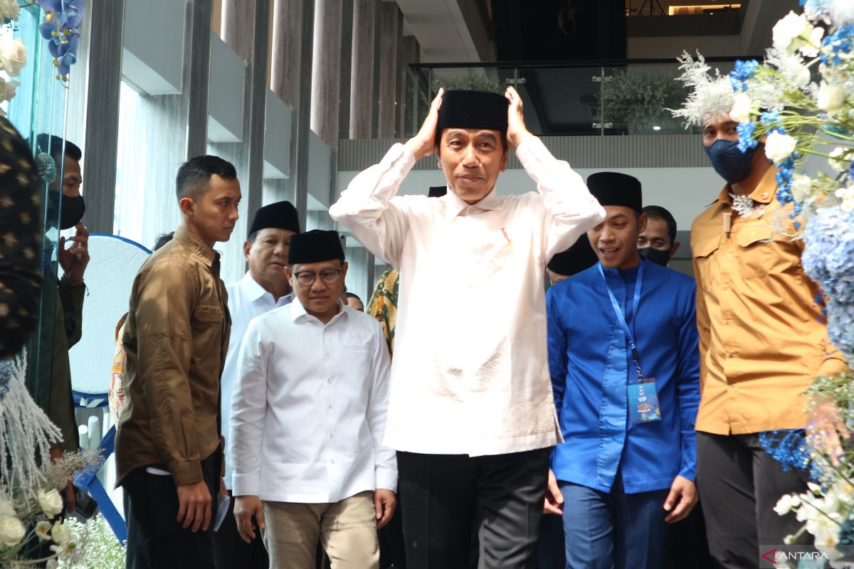 Presiden Jokowi sebut urusan sepak bola bikin pusing dua minggu