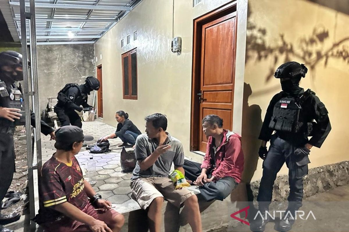 Polisi amankan empat warga asyik pesta minuman beralkohol di Ramadhan