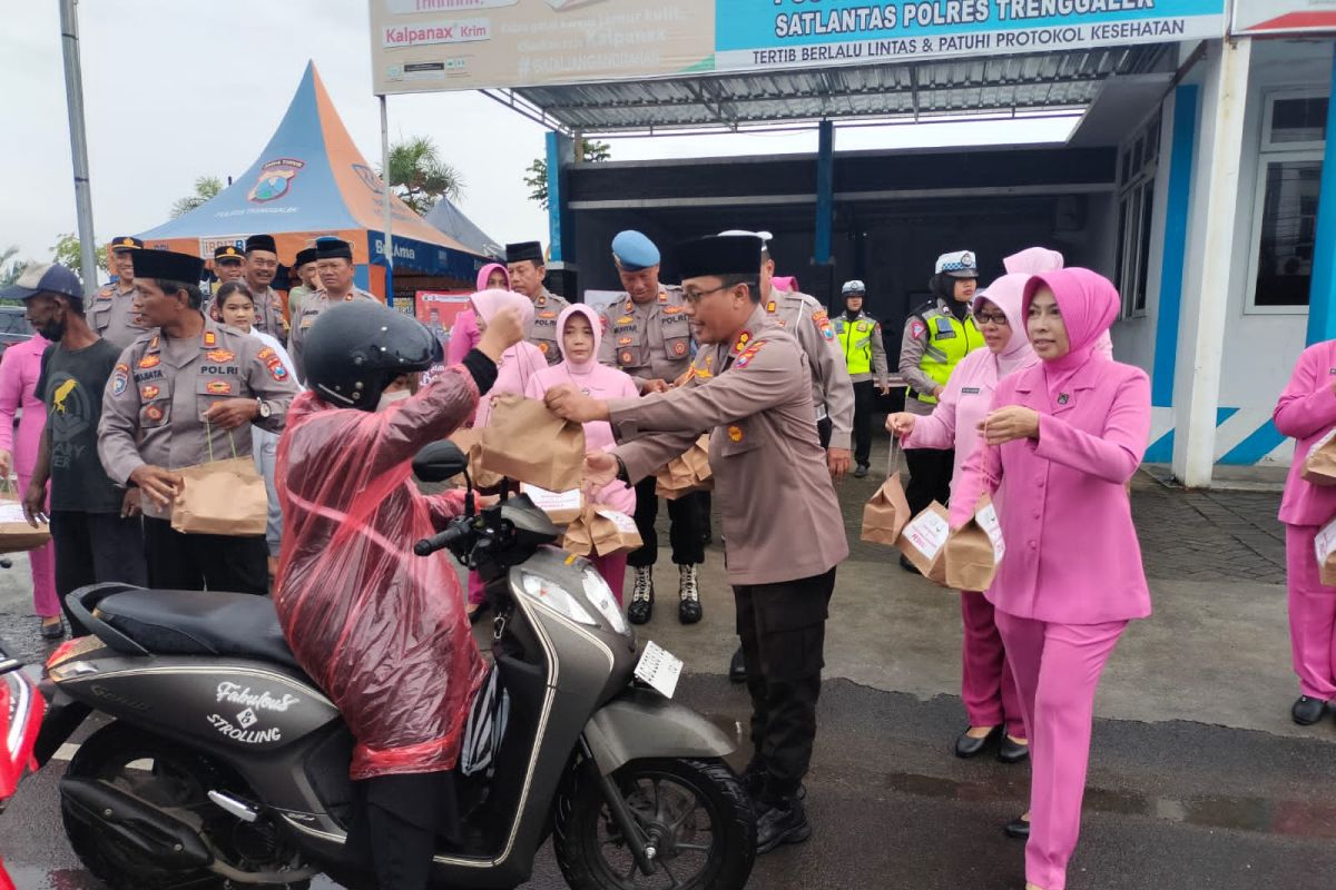 Polisi Trenggalek sosialisasi kamtibmas melalui bagi-bagi takjil