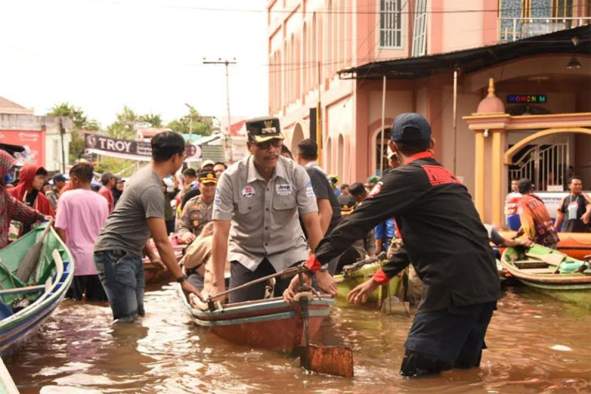 Wakil Bupati Barut tinjau dan serahkan bantuan banjir