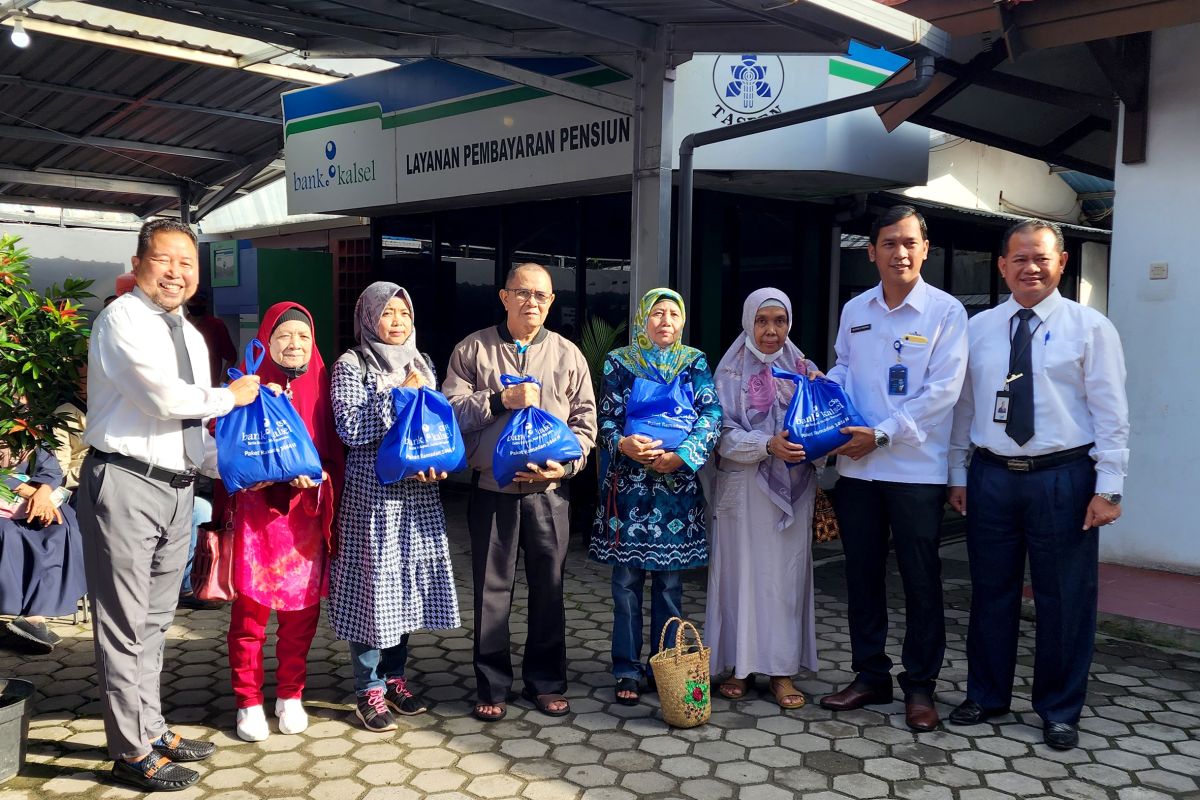 Bank Kalsel bagikan bantuan Ramadhan kepada nasabah pensiunan Taspen