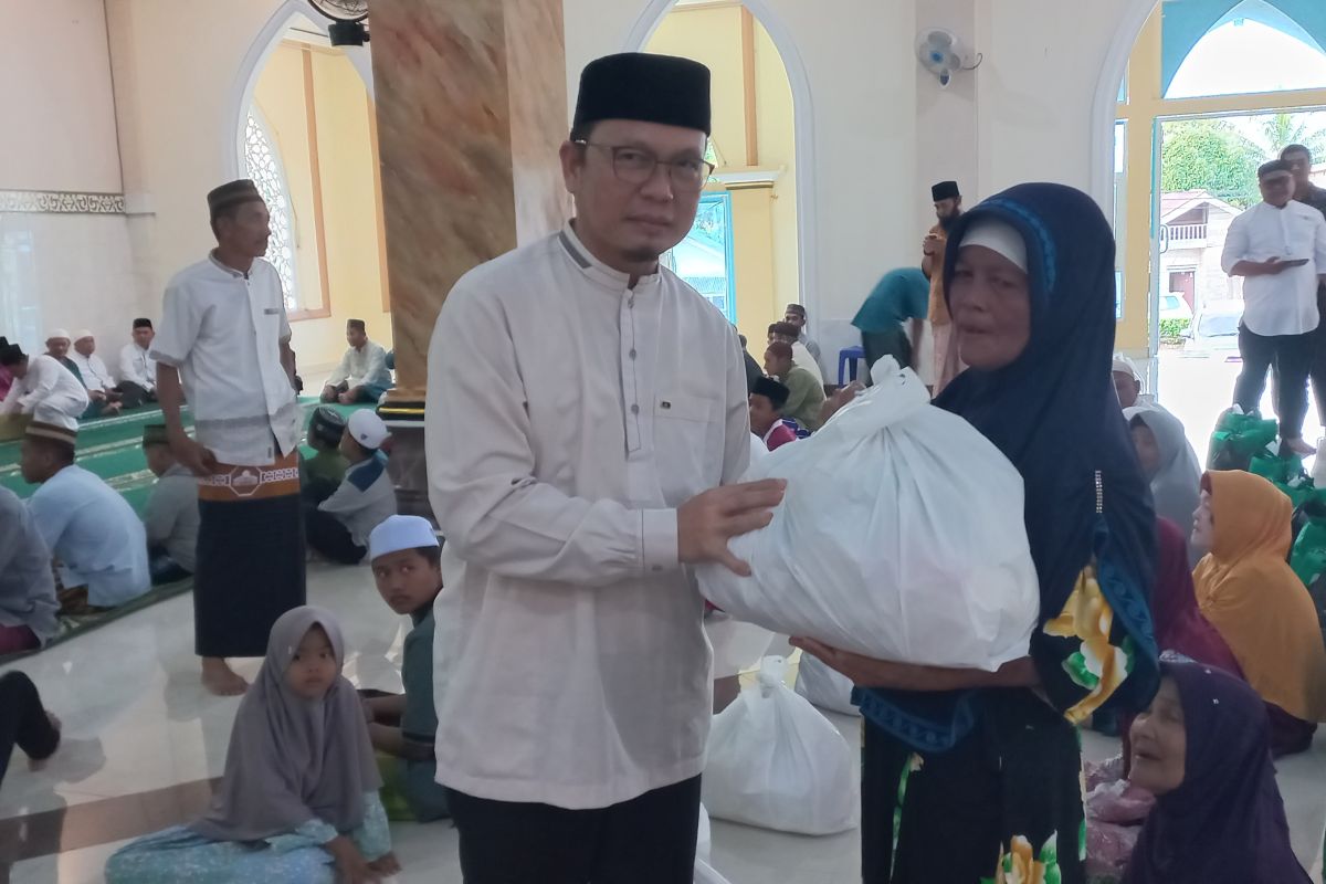 Bupati Bangka Tengah bagikan paket sembako dalam Safari Ramadhan
