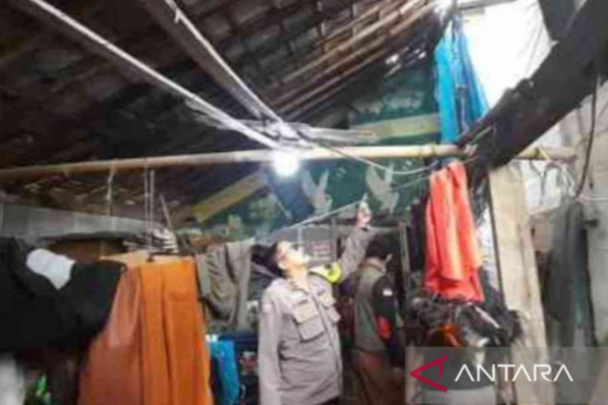 Puluhan rumah warga di Kabupaten Bekasi rusak diterjang puting beliung