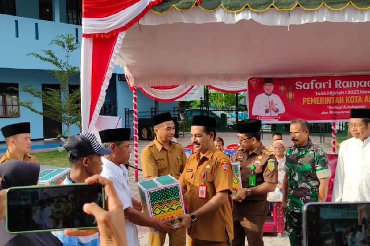 Pemkot  Ambon salurkan paket kebutuhan pokok rangkaian safari Ramadhan