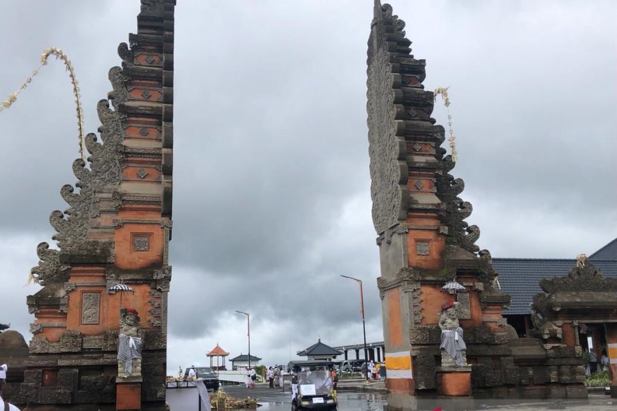 Gubernur Bali sampaikan tatanan masuk Pura Besakih saat upacara Ida Bhatara Turun Kabeh.