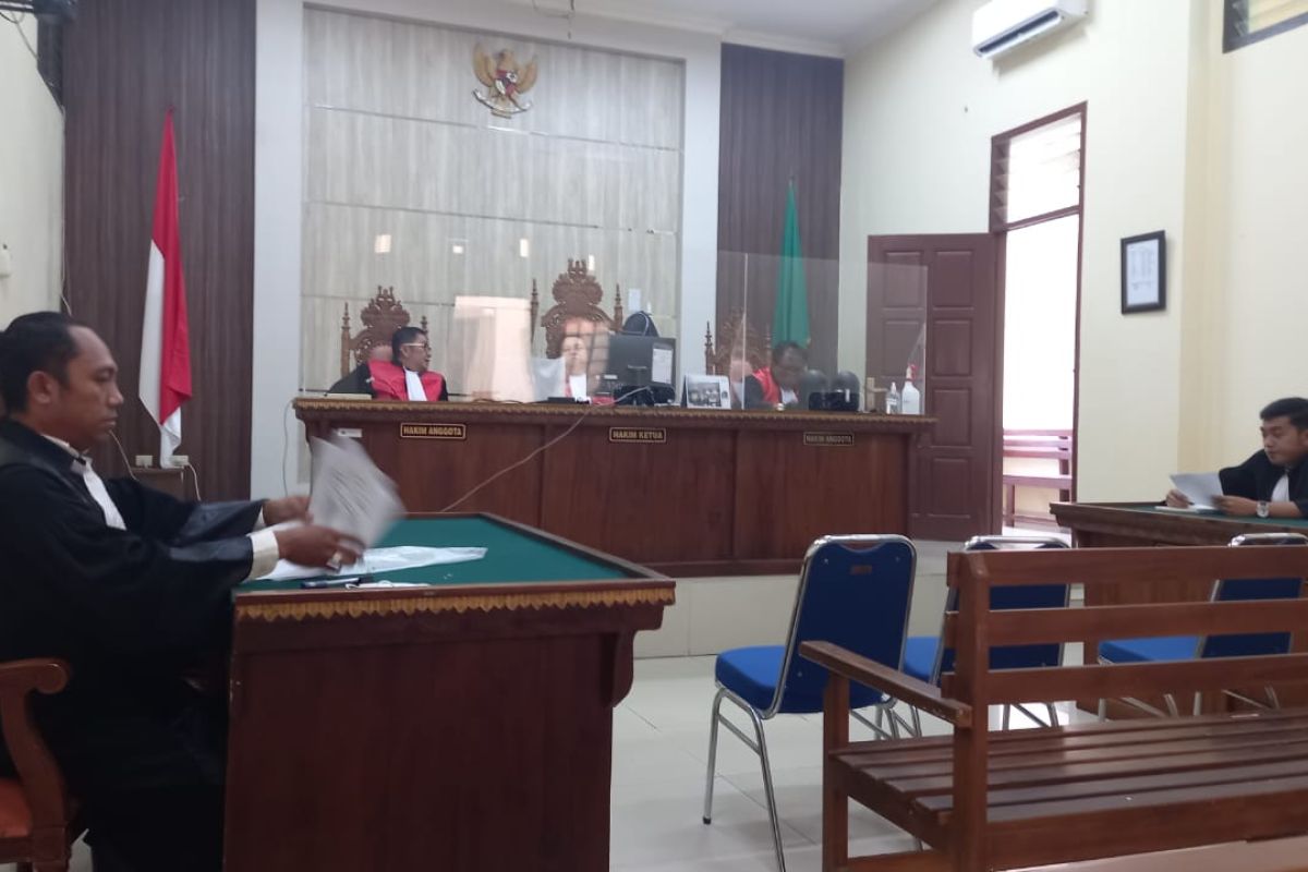 Eks Kadiskes Lampung Utara tunjukan bukti nota dan kwitansi pencairan dana BOK ke jaksa dan majelis hakim