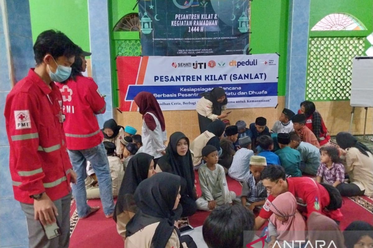 PMI Sukabumi edukasi puluhan santri tentang kesiapsiagaan bencana