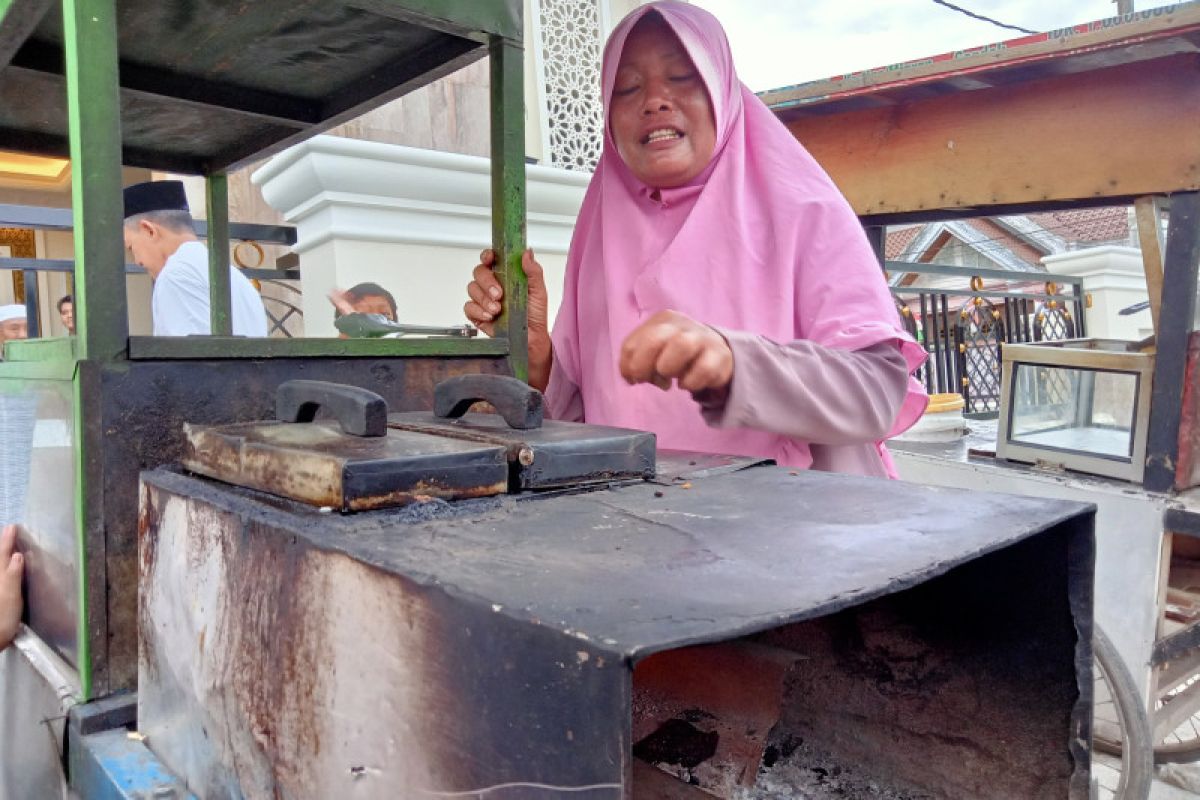 Pengelola Masjid pejuang Nurul Ittihad berdayakan pedagang kue tradisional