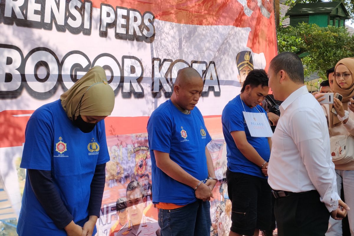 Kepolisian ungkap modus bagi-bagikan makanan dan pamer uang bawa kabur motor ojek di Bogor