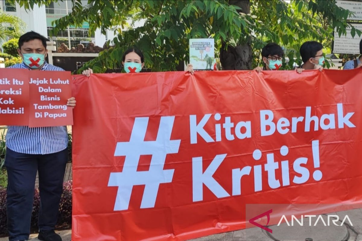 Koalisi Masyarakat Sipil gelar dukungan Haris dan Fatia di PN Jaktim