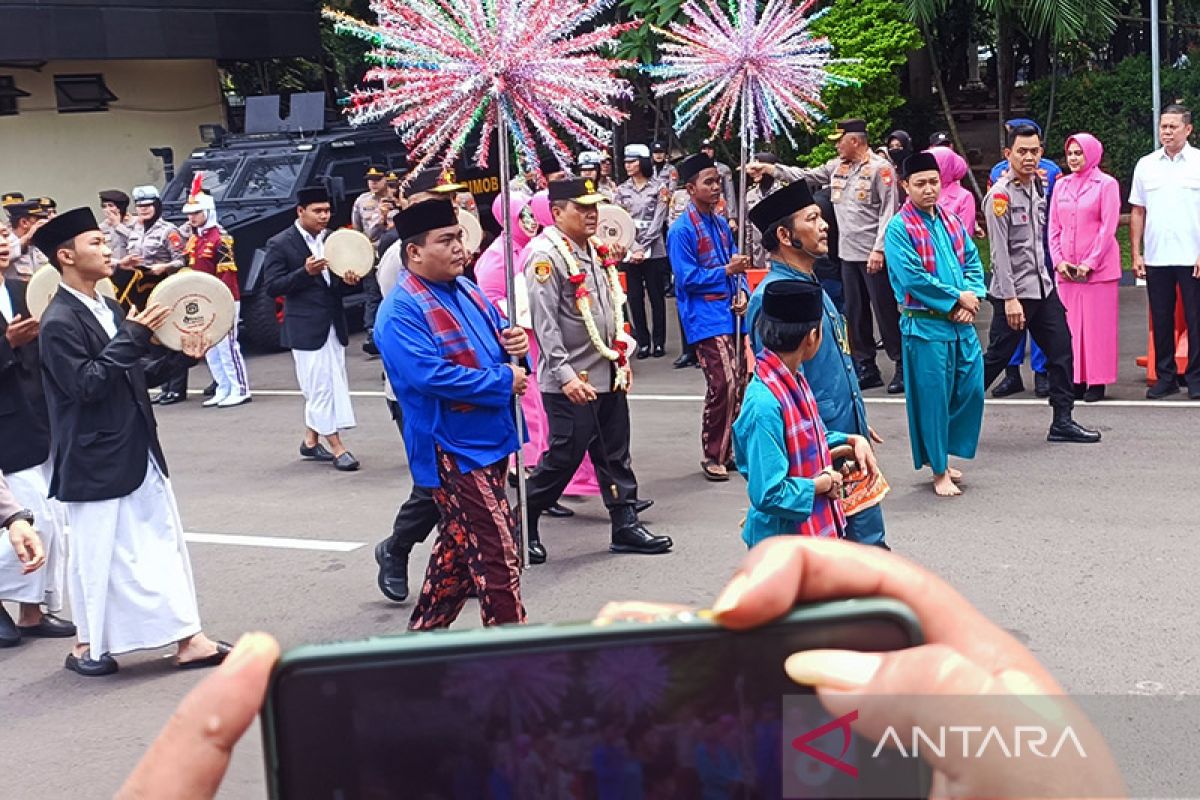 Polda Metro Jaya pakai tradisi palang pintu sambut Kapolda baru