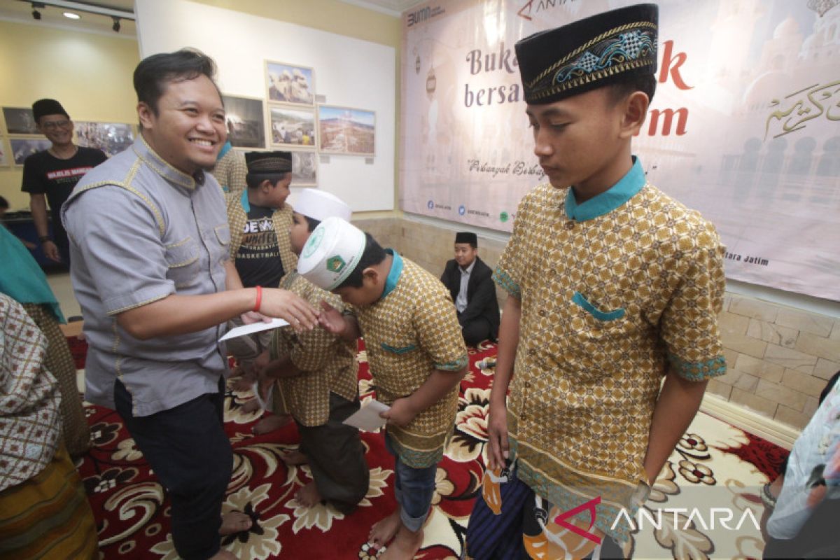 ANTARA Jatim kenalkan kantor berita melalui santunan dan buka bersama yatim piatu