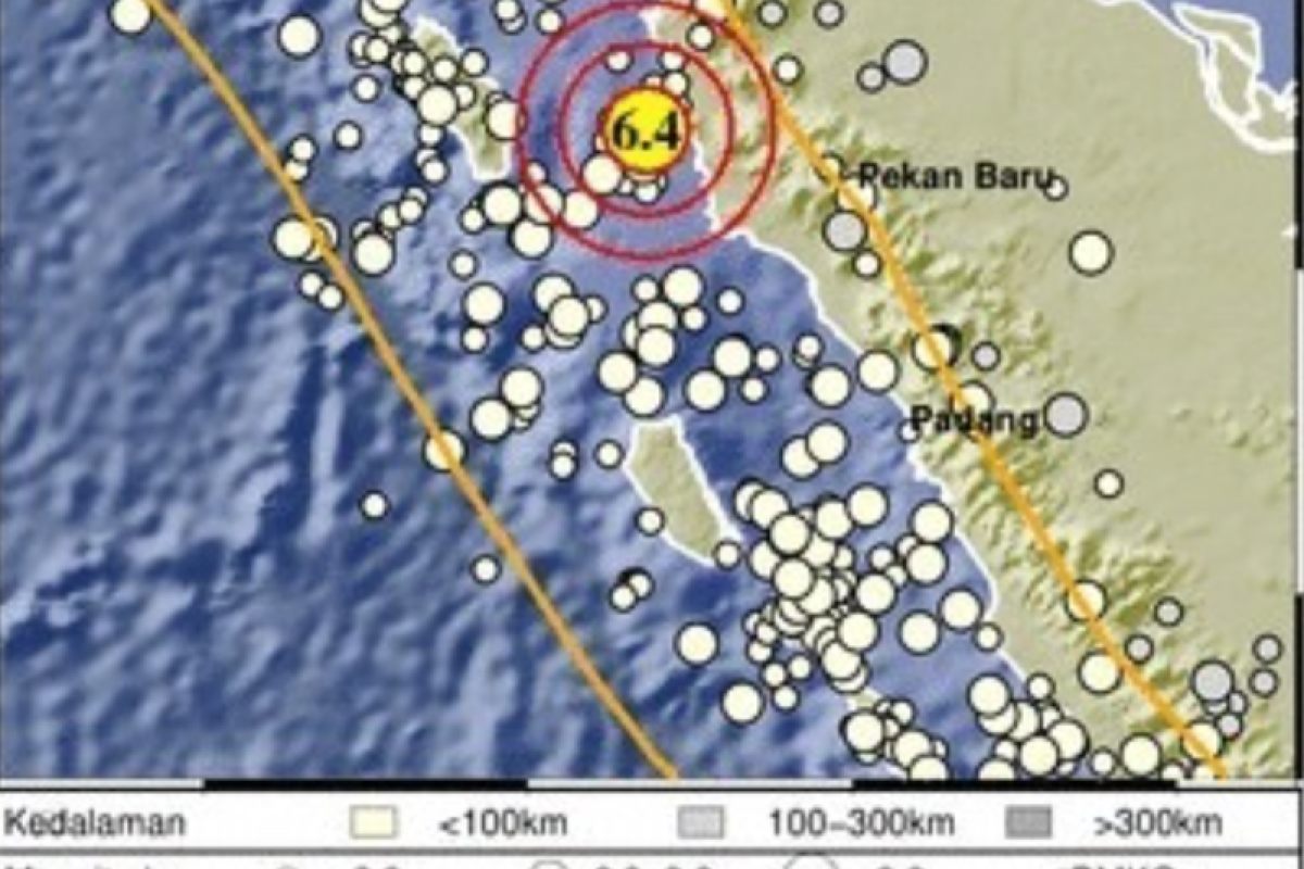 Gempa berkekuatan 6,4 SR terasa Kota Padang (Video)