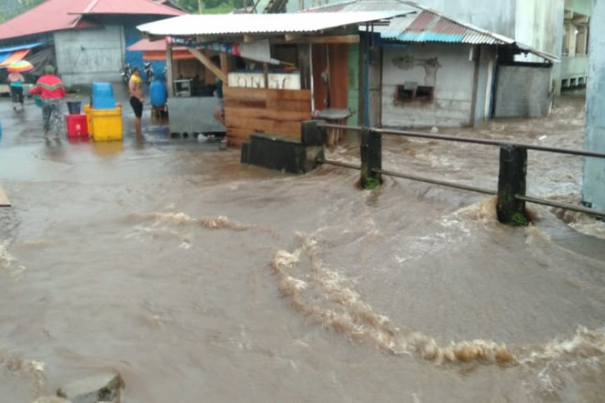 Sejumlah warga korban banjir di Halmahera Barat  kembali ke rumah