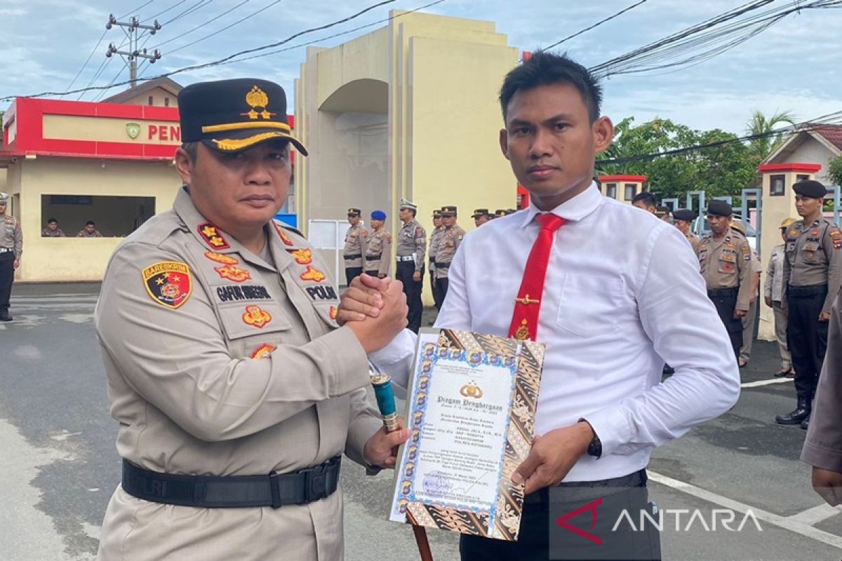 Kapolres Kotabaru berikan penghargaan kepada 27 personel berprestasi