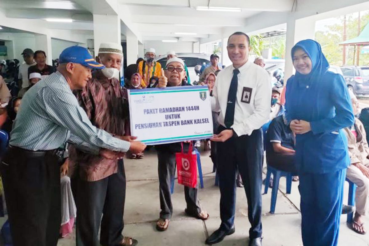 Bank Kalsel KCP Tabalong serahkan paket sembako bagi pensiunan Taspen