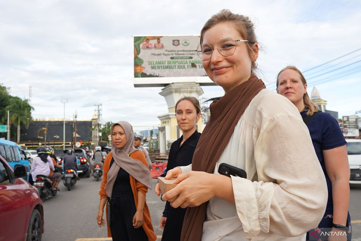 Wisatawan mancanegara bagikan takjil di Gorontalo