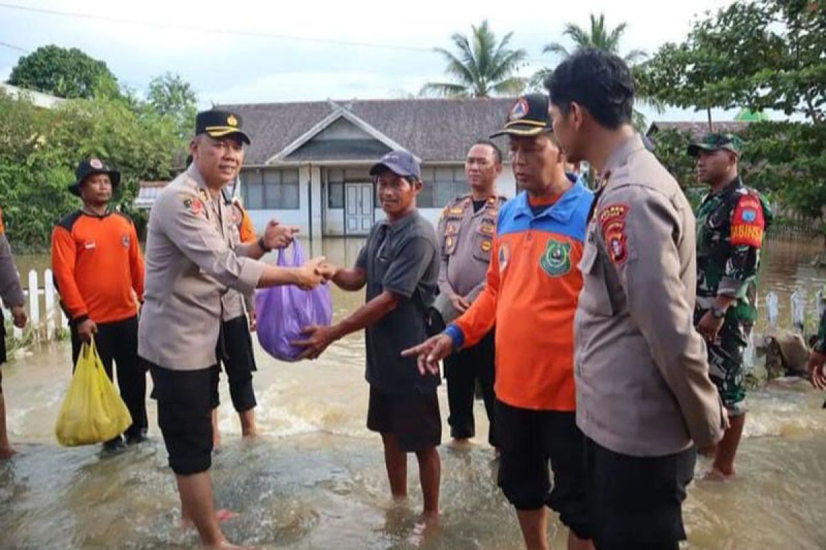 Polres salurkan bantuan banjir di Kapuas Tengah