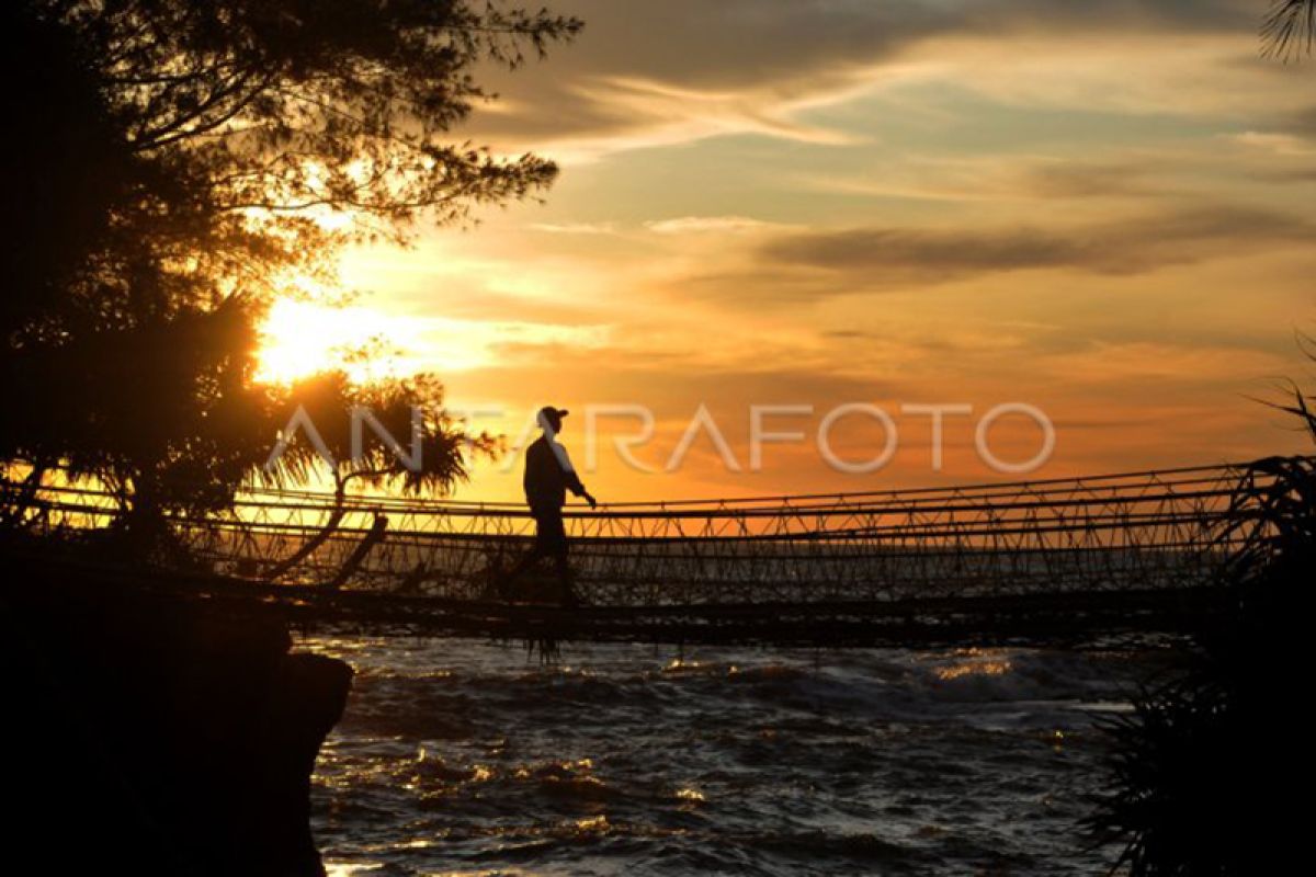 Wisata Pantai Sungai Suci