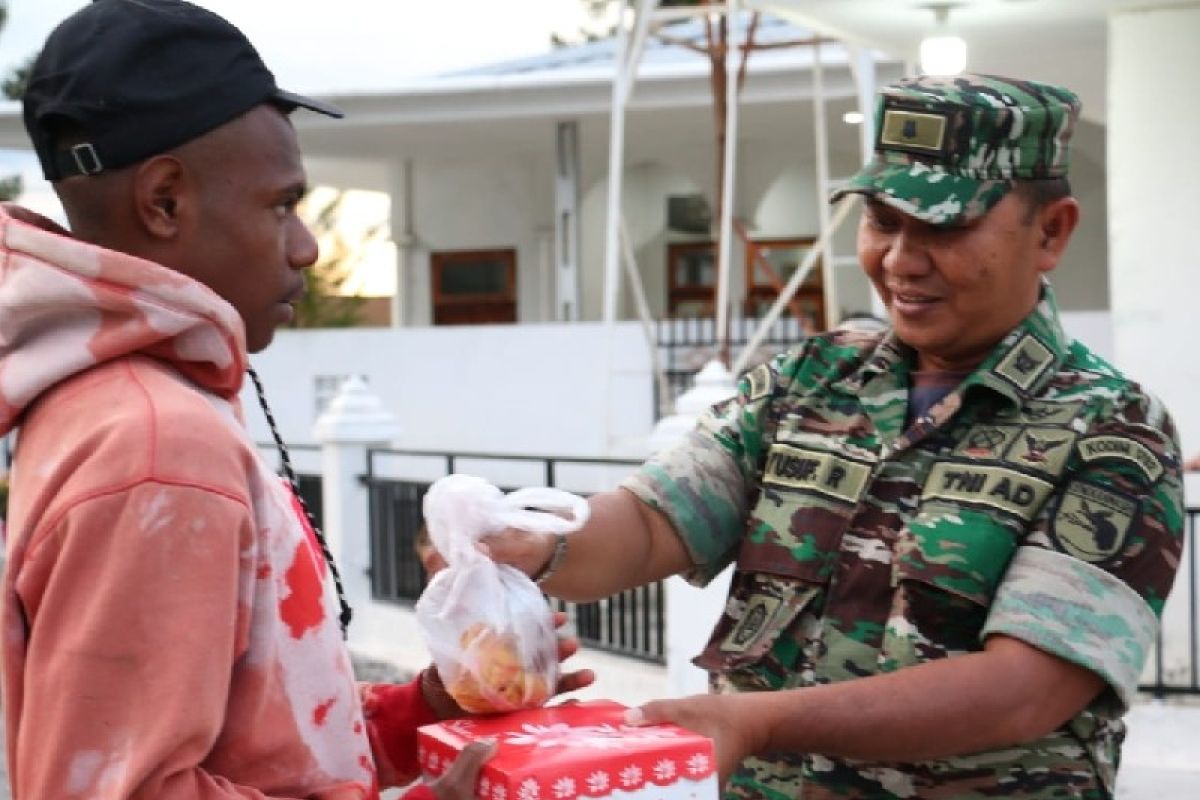 Prajurit Kodim 1702/JWY bagikan takjil ke masyarakat di Wamena