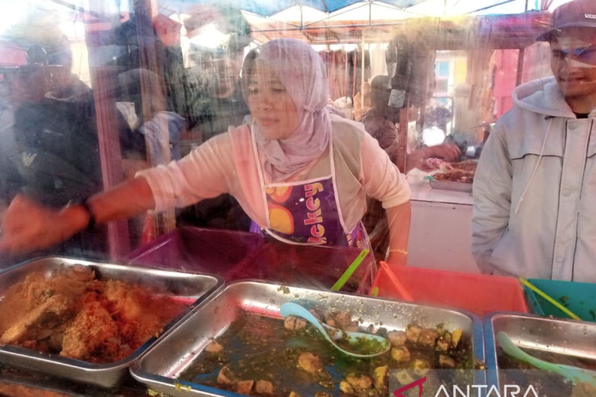 Berburu menu takjil menggugah selera di pasar pabukoan Alahan Panjang