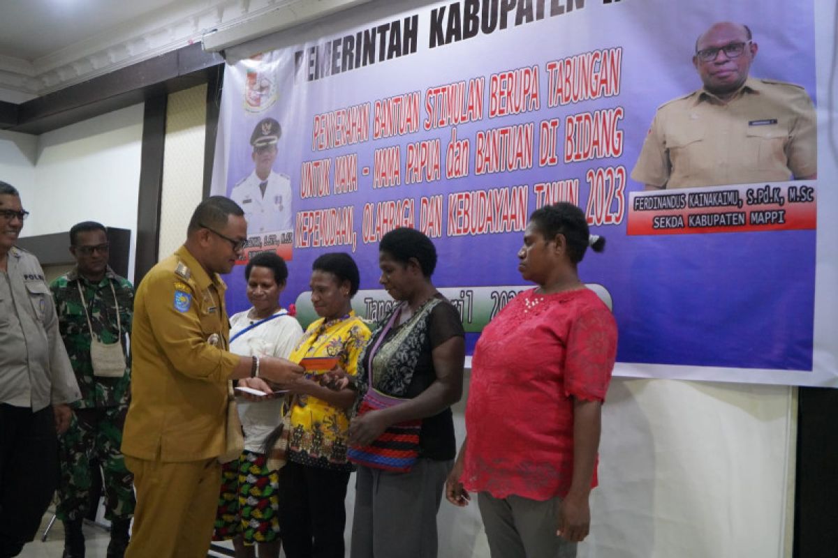 Pemkab Mappi serahkan tabungan membantu 700 UMKM