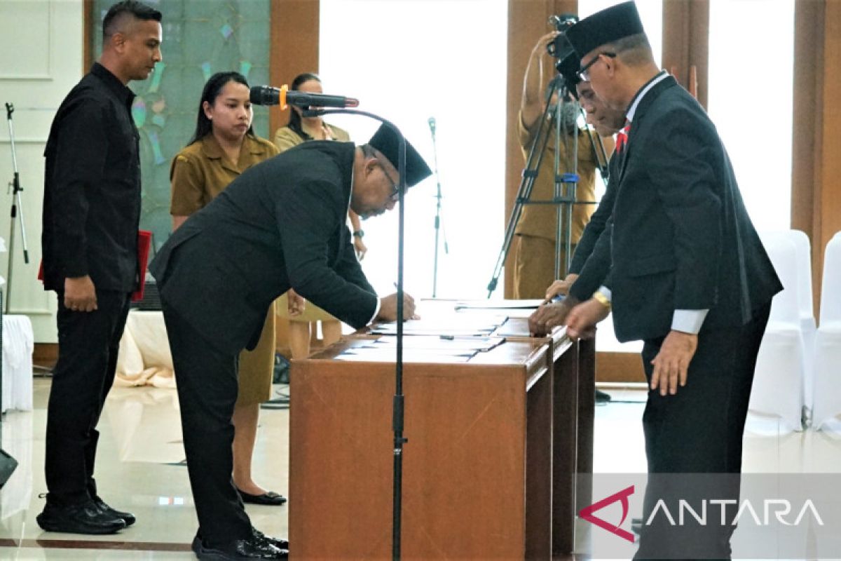Gubernur Maluku lantik 14 pejabat publik baru lingkup OPD Maluku