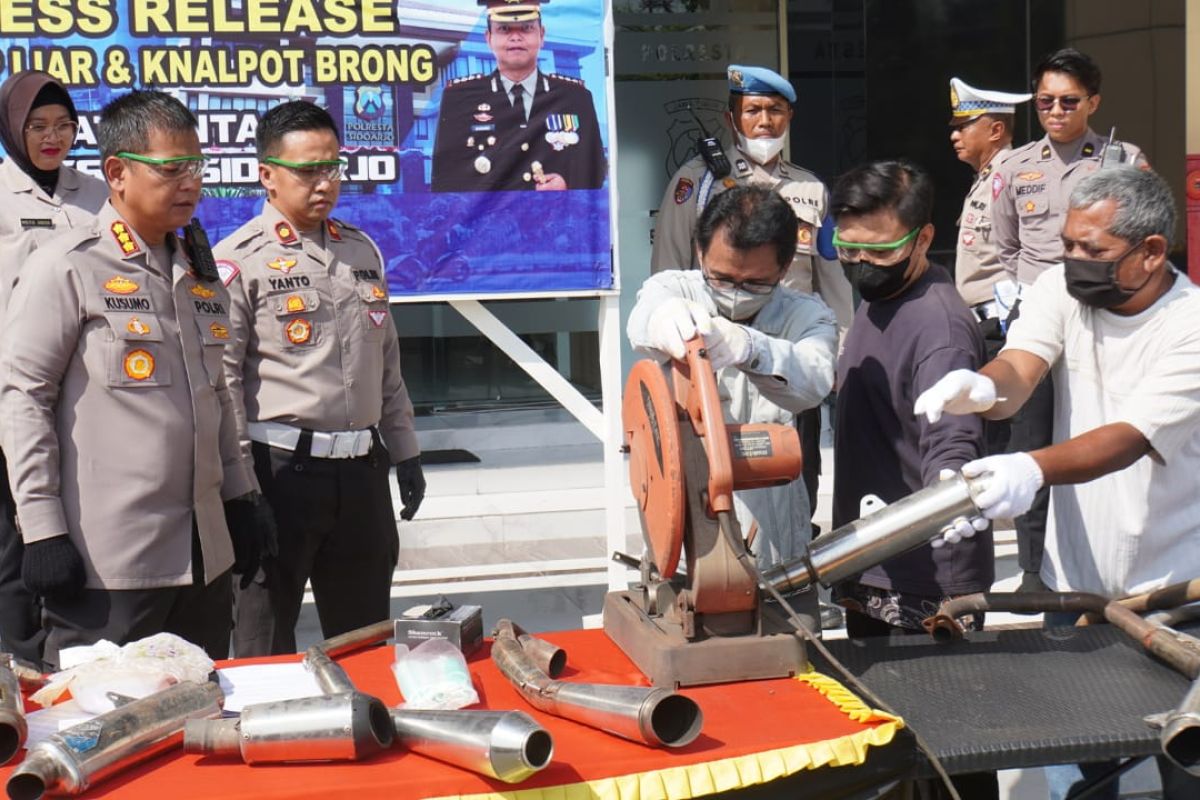 Polres Kota Sidoarjo musnahkan knalpot brong balap liar